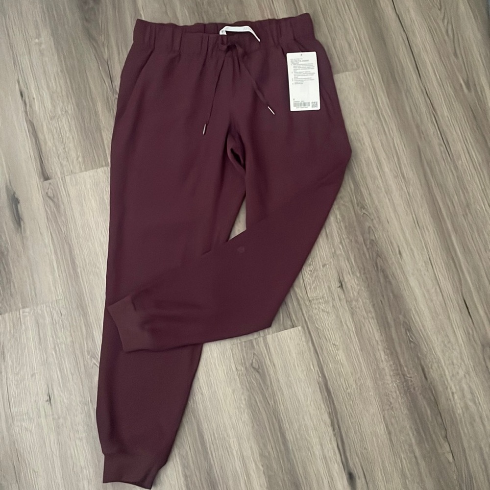 NWT Lululemon On the Fly jogger size 8 in maroon.